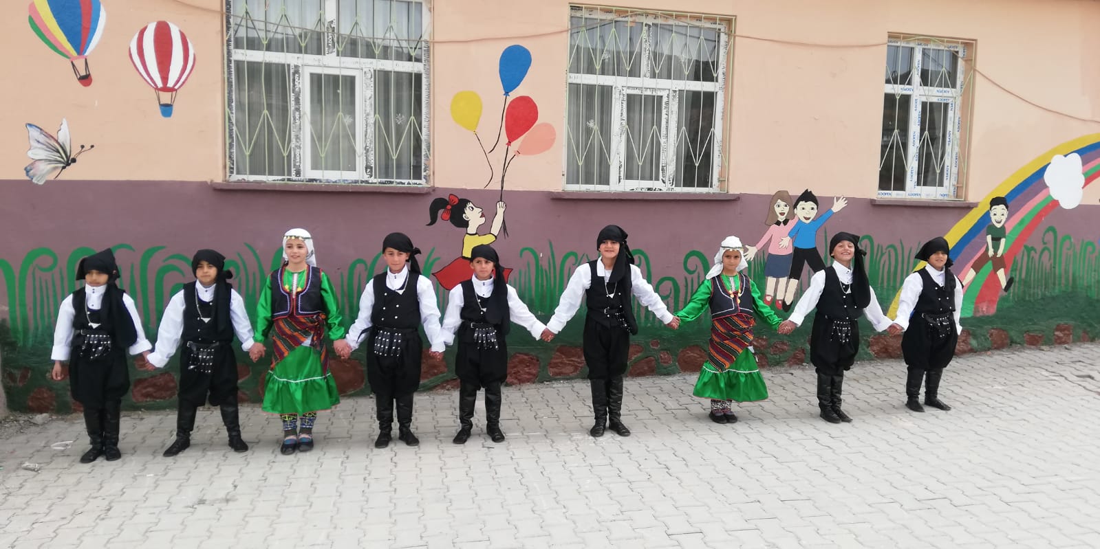 Köy Okuluna Folklor kıyafeti temini