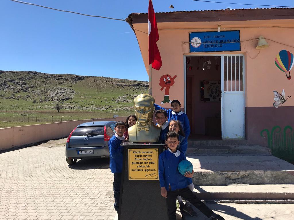 Atatürk büstü olmayan bir köy ilkokuluna büst ve kaide temini