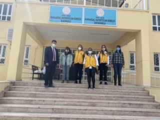 Okul ziyaretinde okula yardım paketleri bağışı yapıldı 