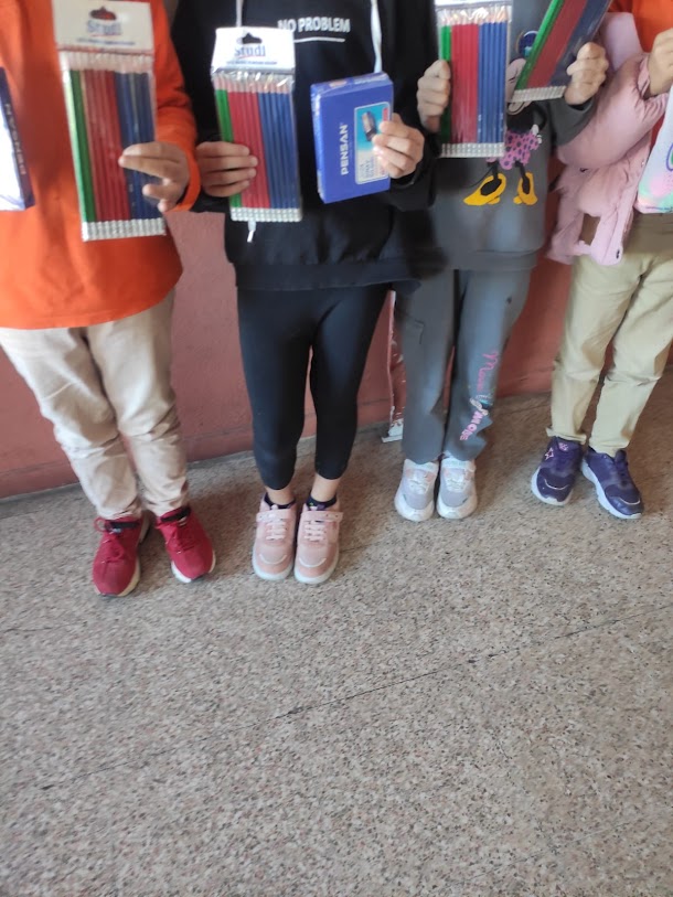 ÖĞRENCİLERİMİZE KIRTAİYE MALZEMESİ DAĞITTIK.