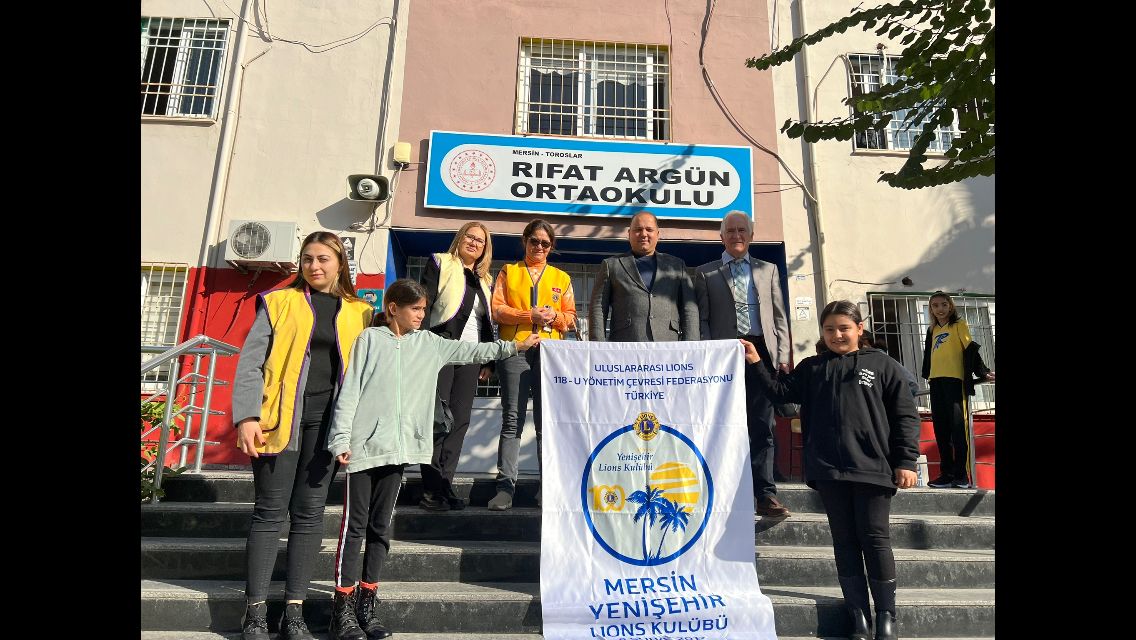 Çocuklar Üşümesin hedefinde öğrencilere giysi yardımı