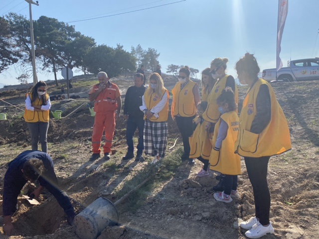 Çevre il ilgili projemizi Fidanlarımızın dikimini yaparak gerçekleştirdik 