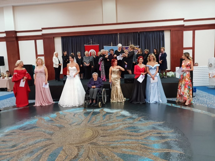 Eğitim yararına yapılan yemekli defile