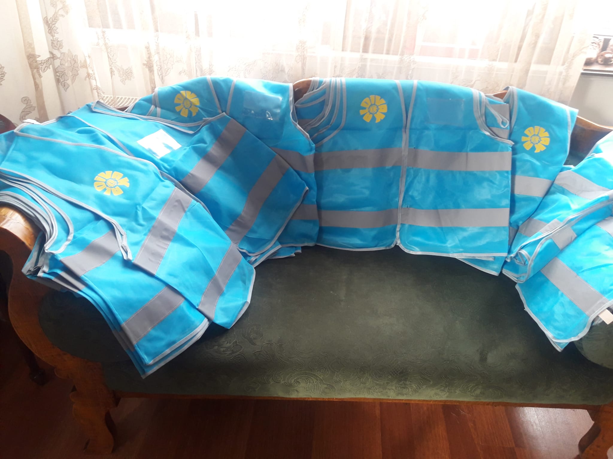 ALDİVAK Vakfına 20 Adet Hizmet yeleği yaptırılarak teslim edilmiştir.