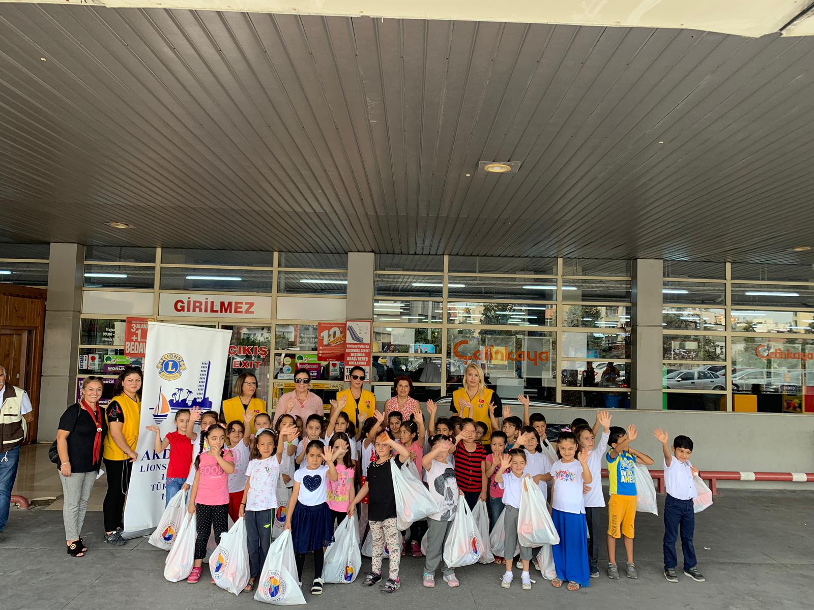 İhtiyaç sahibi öğrencilere okul kıyefeti ve ayakkabı bağışı