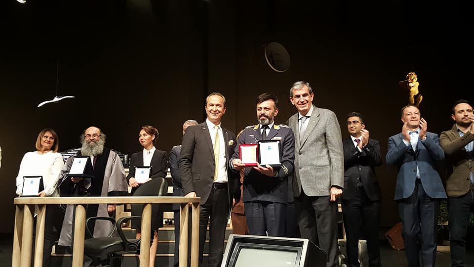 Tiyatro Beni Görüyor, Ya Siz?