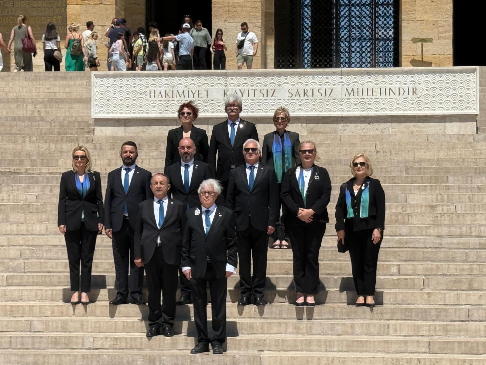 ULUSLARARASI LIONS KULÜPLERİ BİRLİĞİ TÜRKİYE ÇOĞUL YÖNETİM ÇEVRESİ KONFEDERASYONU’NDAN ANITKABİR’E ANLAMLI ZİYARET