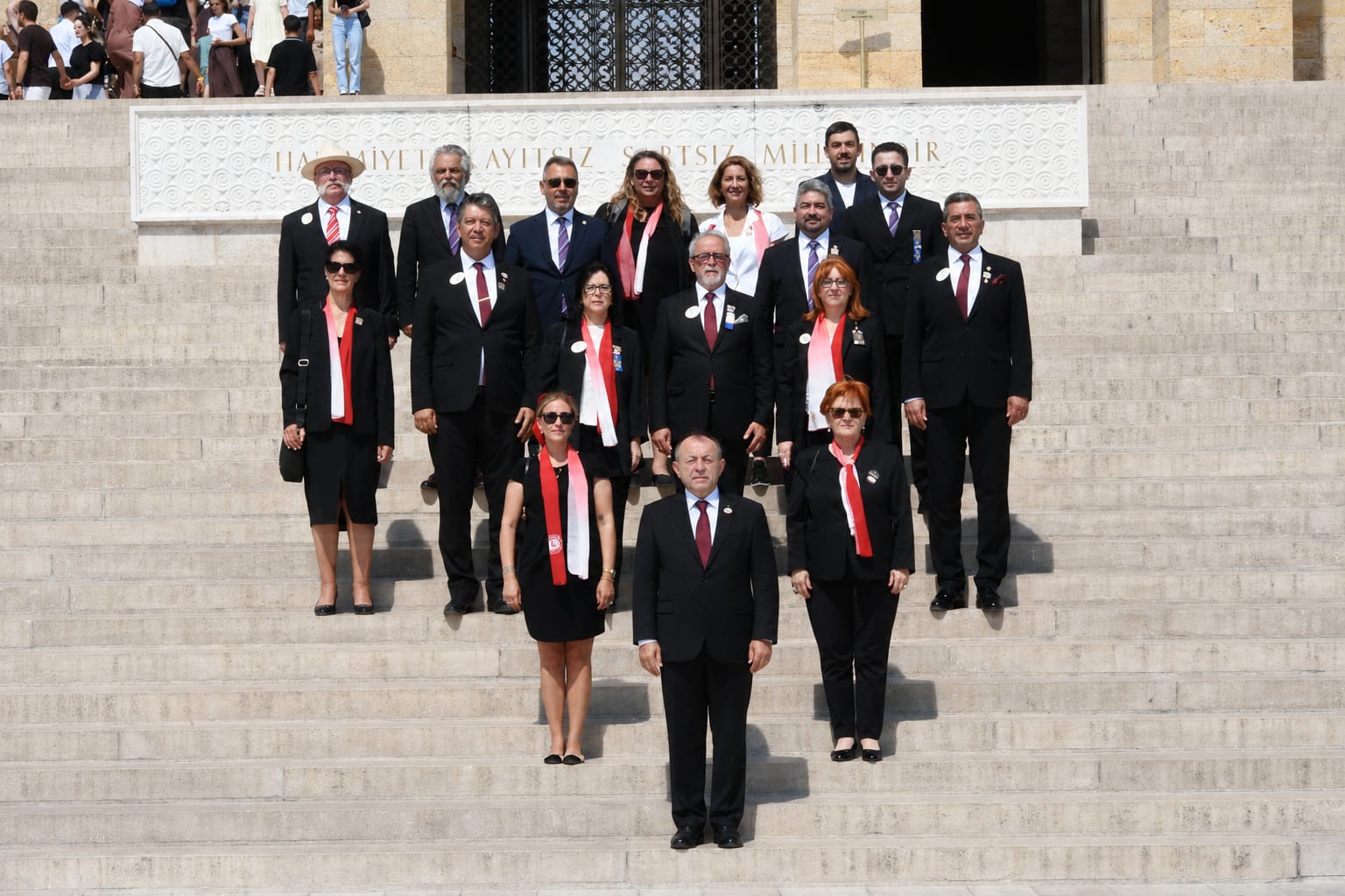 ULUSLARARASI LIONS KULÜPLERİ BİRLİĞİ TÜRKİYE ÇOĞUL YÖNETİM ÇEVRESİ KONFEDERASYONU, KONSEY BAŞKANI NECATİ YILMAZ ÖNDERLİĞİNDE ANITKABİR’İ ZİYARET ETTİ